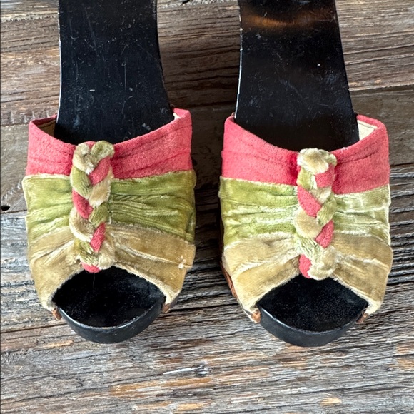 Vintage 1942 handmade & signed hand carved dragon wood wedges with velvet upper - Picture 3 of 10